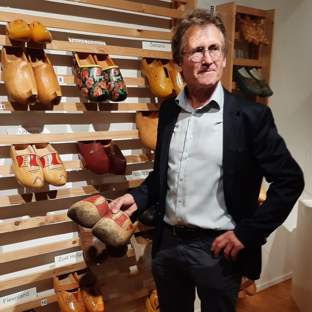 Klompenmuseum's tweet photo. Nieuw in onze #collectie: een veelvuldig gedragen paar #klompen inclusief Drentse aarde en gat in de linker klomp afgelopen zondag door #Nobelprijswinnaar Prof. Dr. #BenFeringa aan ons #museum geschonken. We zijn er erg verguld mee! https://t.co/omvVBIwtbv