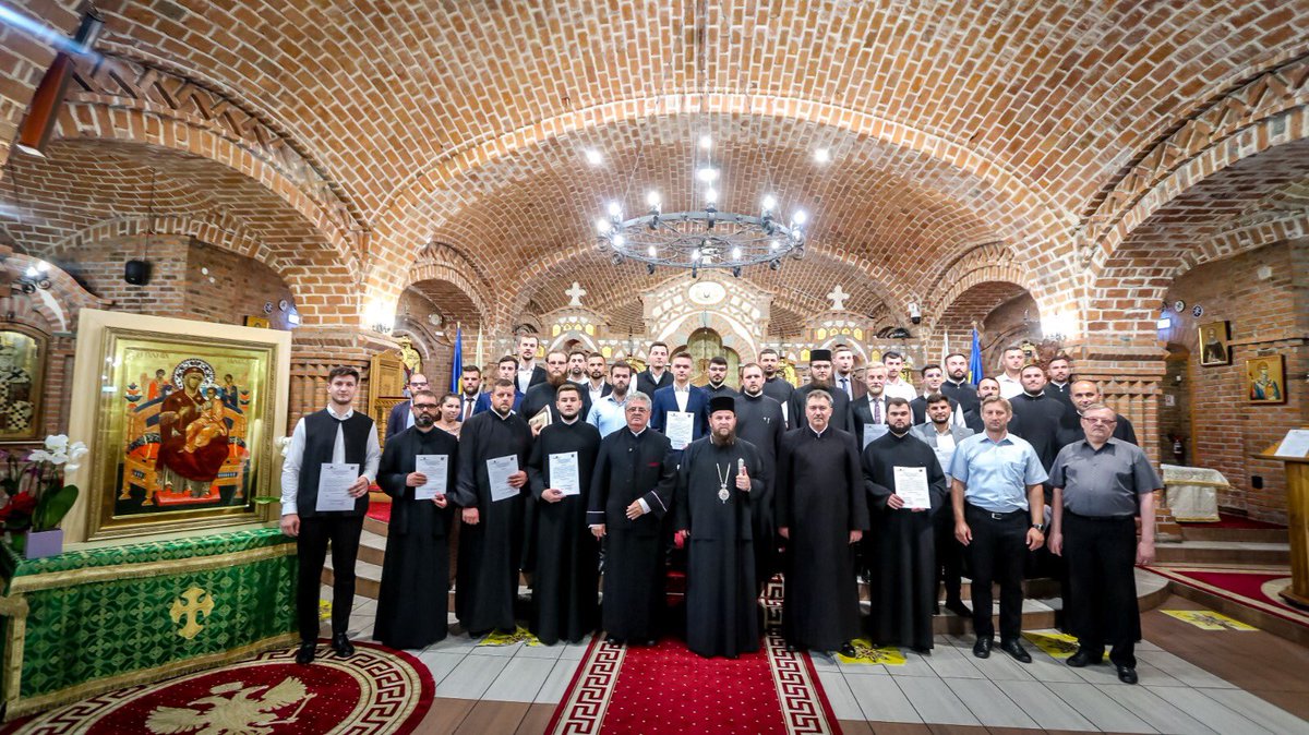 eormmsm's tweet photo. Depunerea jurământului de credință pentru absolvenții Departamentului de Teologie Ortodoxă „Justinian Arhiepiscopul” din Baia Mare
#eormmsm #pstimoteisatmareanul #juramant #absolventi https://t.co/PiFmfiarhM
