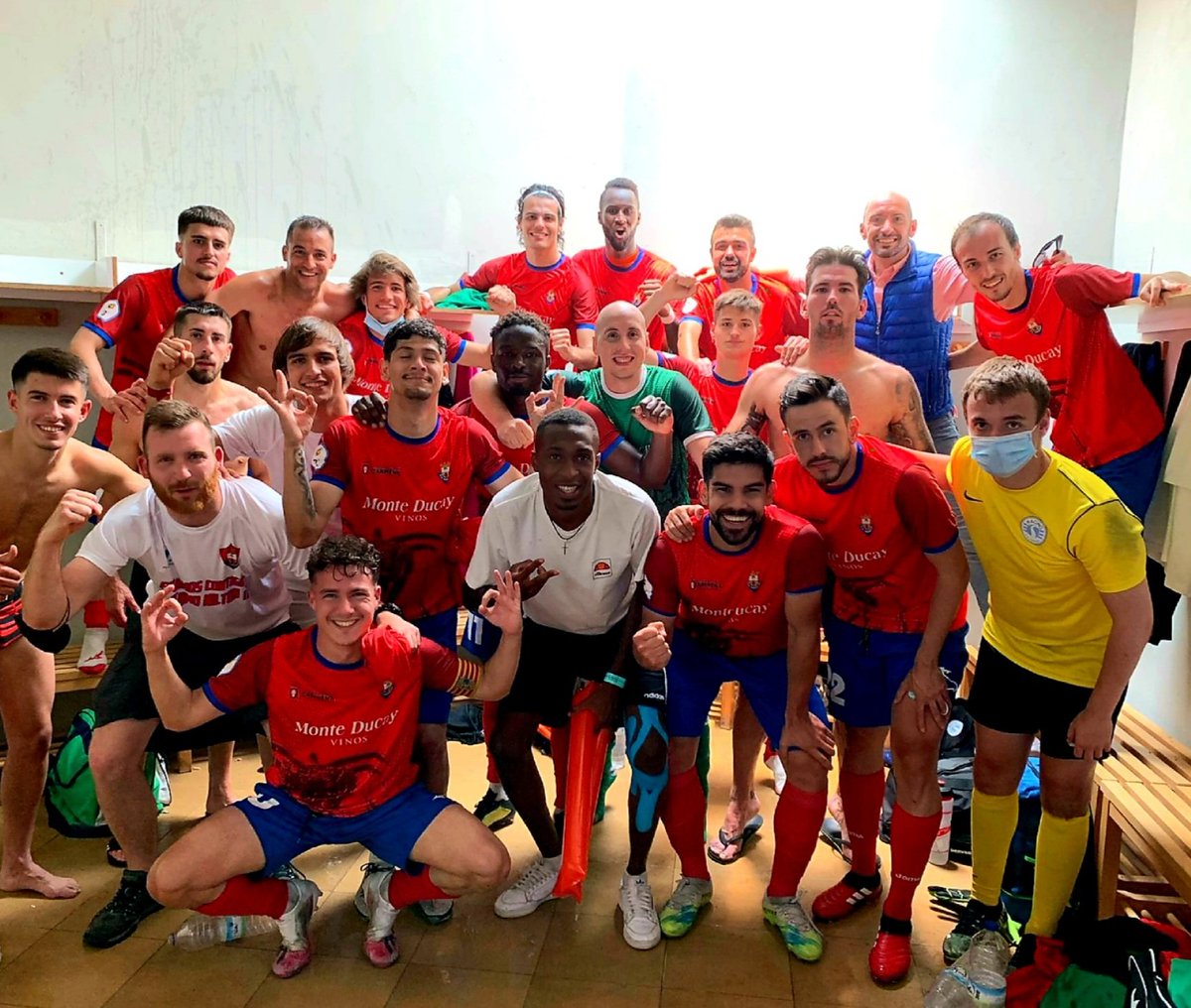 Javy_4698's tweet photo. Solo puedo dar las gracias a todos los que han formado parte de estos 3 años en el @carinenacd. Agradecido a compañeros, cuerpo técnico y directiva por hacerme sentir como en casa desde el primer día. Todo lo bueno que os pase sera poco, gracias por hacerme disfrutar tanto!! https://t.co/Ychk5KboUE