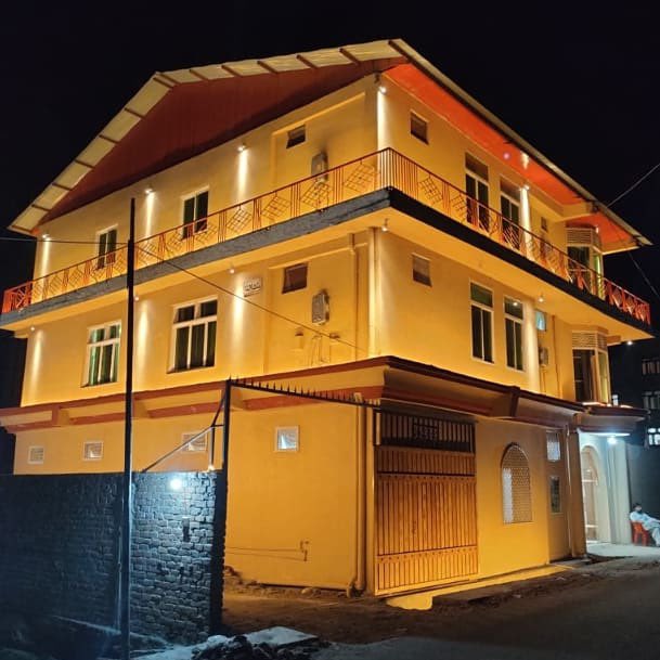 RegalKalam's tweet photo. 🏨 Regal One Hotel
📍 Located near Main Kalam Bazar.

We features family rooms and single rooms with facilities like attached washroom, air-conditioning, a flat screen TV and excellent service. 

The hotel rooms provide a scene view of the Kalam Hills and surroundings. ⛰ https://t.co/FdoyVz2eqk