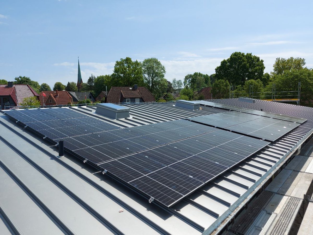 Unsere #Photovoltaik-Anlage auf der Kita in Siek ist fertig montiert. Der #Solarstrom wird bald direkt vor Ort genutzt. 🌞