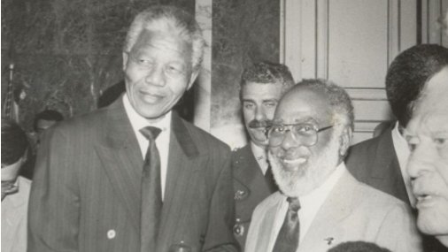 radiomec's tweet photo. ⭐ NELSON MANDELA ⭐ | Neste domingo (18), homenageamos o líder sul-africano símbolo da luta antirracista. E, no #Bossamoderna, ouça sobre a influência da cultura africana na MPB.
🔴 NO AR, 22h, domingo (18) ✊
#DiadeMandela #DiaInternacionalNelsonMandela https://t.co/lV4VsQ5SF3