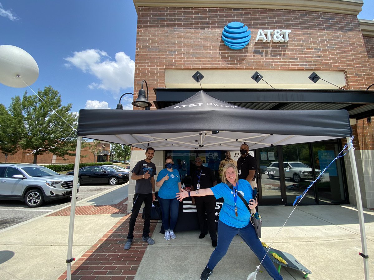 White Oak Crossing was out hitting the pavement yesterday passing flyers out for our Healthcare Appreciation day today! <a href="/AndreSanad/">Andre Sanad</a> <a href="/AmandaCofield5/">Amanda Cofield</a> <a href="/404girl/">Betsy Francis</a> <a href="/AllyG52/">Allyson Gilberto</a> <a href="/FirstNet/">FirstNet, Built with AT&T</a> @MidWomen <a href="/ElonaM5/">ElonaM</a>