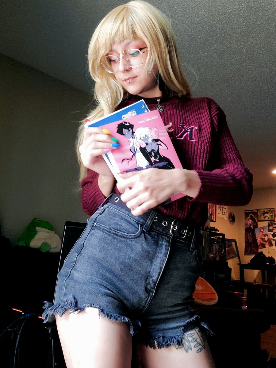Epictisity's tweet photo. Have yall been reading anything interesting?? Recently I picked up the #graphicnovel #roadqueen its super good!! #alt #altgirl #ootd https://t.co/8DmycQe7eh