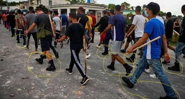 MagJorgeCastro's tweet photo. Te dirán que es el pueblo, pero los que hemos pasado el Servicio Militar reconocemos las botas... 

#SOSCuba https://t.co/124XIonEED