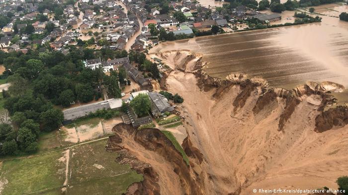 _LINderella_'s tweet photo. What happens in Germany - a thread
Some of you might have heard that some parts of western Germany got flooded due to heavy rainfalls. Many people lost their homes; some villages got destroyed completely. More than 100 people lost their lives and many people are still missing. https://t.co/4suCpwCqg1