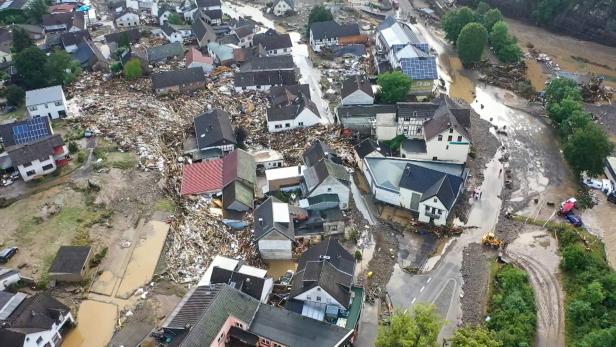 _LINderella_'s tweet photo. What happens in Germany - a thread
Some of you might have heard that some parts of western Germany got flooded due to heavy rainfalls. Many people lost their homes; some villages got destroyed completely. More than 100 people lost their lives and many people are still missing. https://t.co/4suCpwCqg1