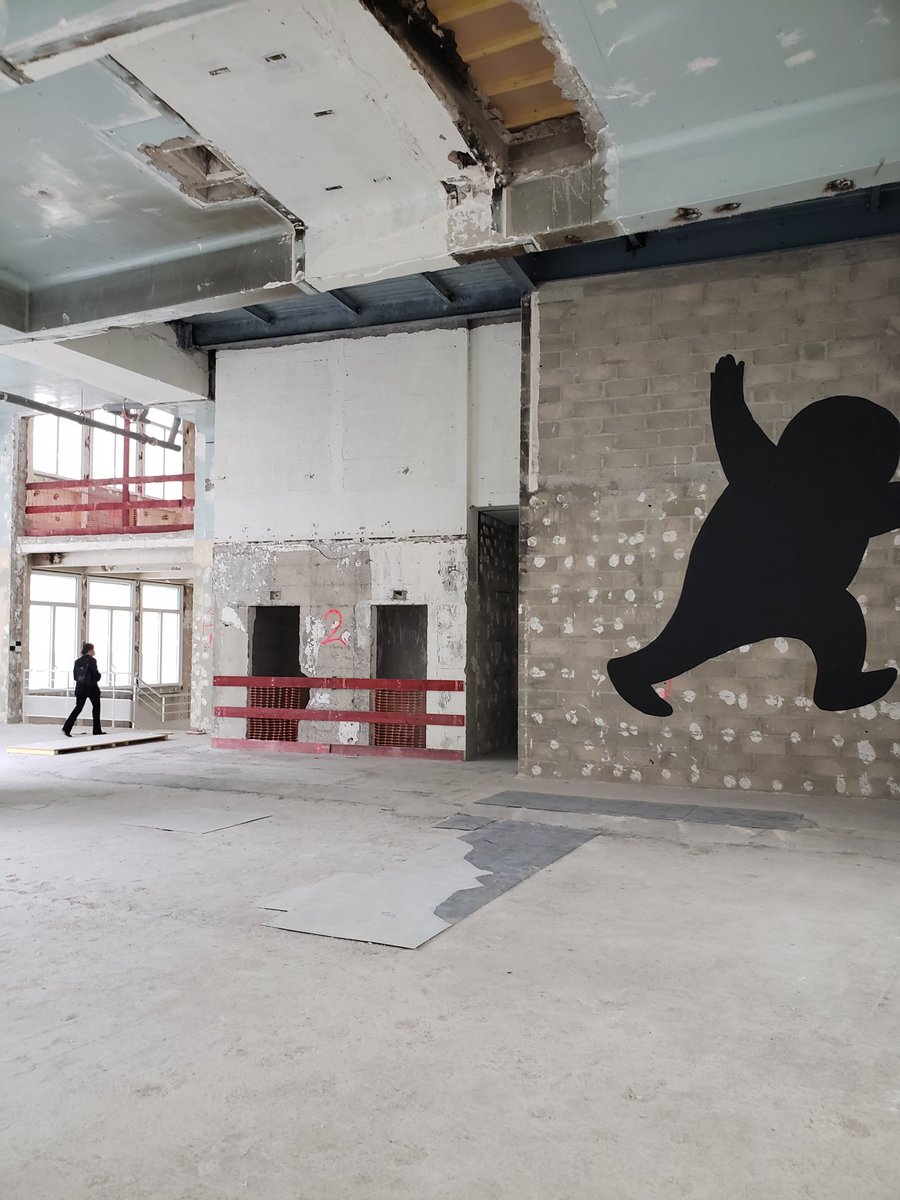 갤러리아 콘티누아에 초대 받은 단 3일간만 열린 전시. 마레의 6층짜리 통신회사 건물인데 잠시 공사를 앞두고 갤러리와 전시를 기획한듯. 건물 스케일이 엄청나고 기획도 너무 좋아서 시간이 어떻게 흘러간지 모르겠다. 재치있고 머리가 딱딱하지 않은 사람들의 전시는 기획중 웃는 모습들이 보이는듯