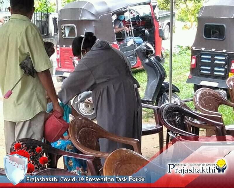 Prajashakthi1's tweet photo. The Covid-19 Vaccine Drive in Kegalla Yatiyantota  Kalani Grama Sevaka area. On the directive of #Hon_Jeevan_Thondaman, Minister of State for Plantation Housing and Community Infrastructure, on the advice of the Director of the Prajasakthi https://t.co/CC3l7w7aOw