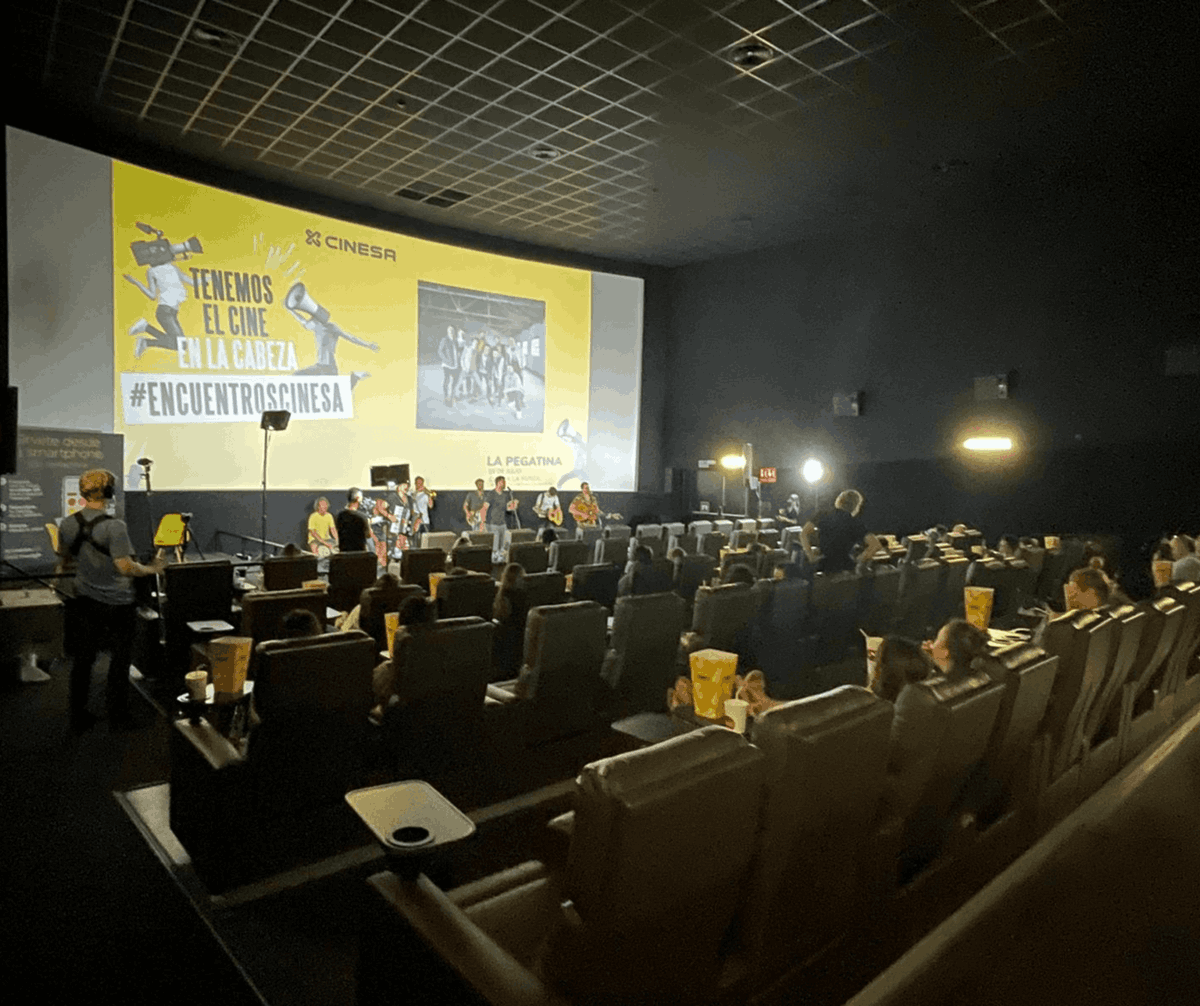 Cinesa's tweet photo. En CINESA, llevamos nuevas EXPERIENCIAS, nuevas aventuras y NUEVAS EMOCIONES a nuestras SALAS PREMIUM🤩Ayer recibimos a @lapegatina en La Farga y disfrutamos de un CONCIERTAZO exclusivo 🙌 En breve podremos disfrutar de la 📹 de #EncuentrosCinesa al completo ¡Sigue atento! 👀 https://t.co/AzkGpsbBkQ