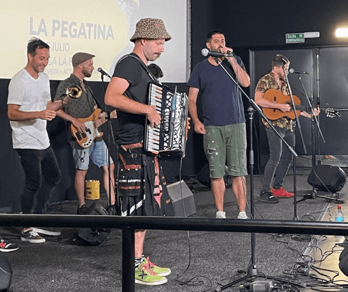 Cinesa's tweet photo. En CINESA, llevamos nuevas EXPERIENCIAS, nuevas aventuras y NUEVAS EMOCIONES a nuestras SALAS PREMIUM🤩Ayer recibimos a @lapegatina en La Farga y disfrutamos de un CONCIERTAZO exclusivo 🙌 En breve podremos disfrutar de la 📹 de #EncuentrosCinesa al completo ¡Sigue atento! 👀 https://t.co/AzkGpsbBkQ