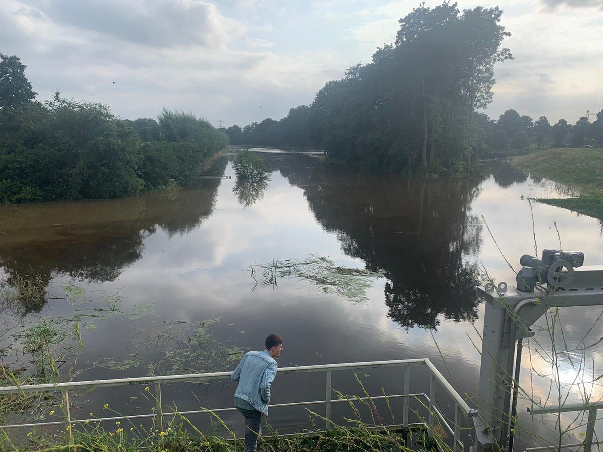 MarijDorssers's tweet photo. hebben nu hoogste punt en houdt anderhalve dag aan. We wonen eerste huis rechts achter dijk. #wateroverlast #Neerbeek @gemeenteleudal #Neer https://t.co/ZrjRmL8kQ0