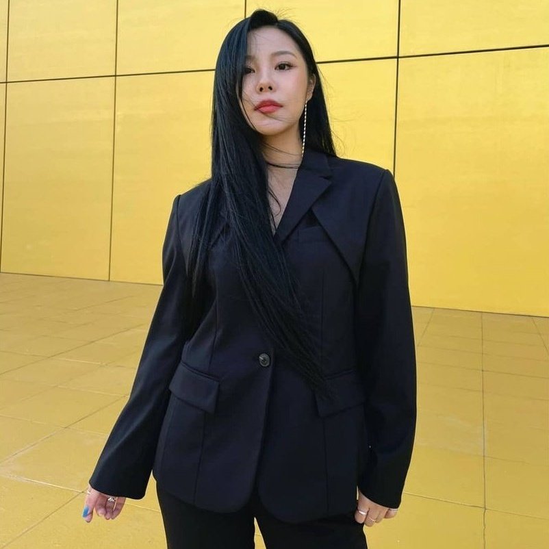 EG1RLWHEEIN's tweet photo. girls don't want boys, girls want jung wheein in suits https://t.co/N48UYWOrK5