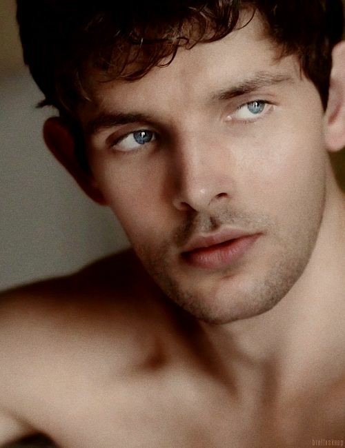 Buenos días a todos. Es un buen día para hacer algo, es lindo poder levantarse sin gritos y sin caballos que limpiar. 

#FreeRol #MerlinRP