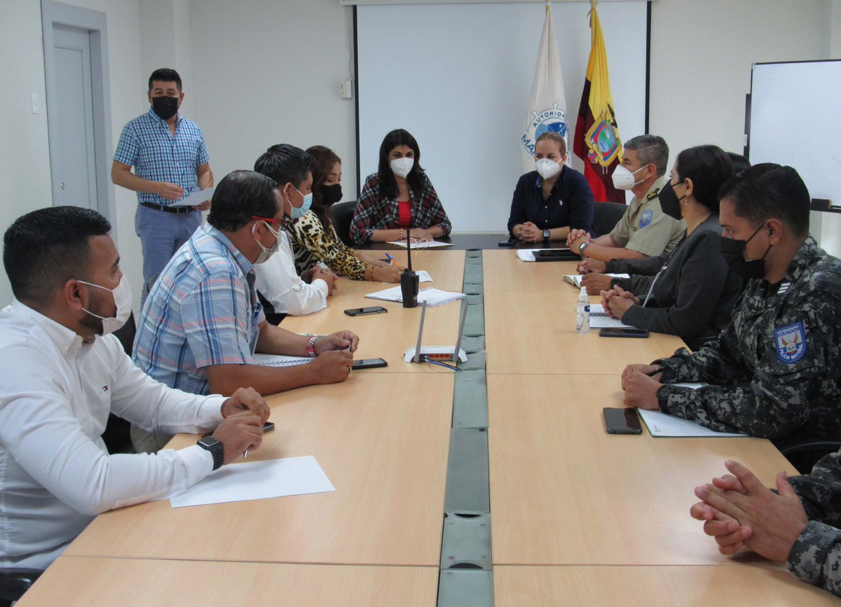 APortuariaManta's tweet photo. #ApmInforma I #APM y la @PoliciaEcuador establecen acuerdos para fortalecer el servicio de seguridad y vigilancia en la infraestructura portuaria, así como en el edificio administrativo. Los beneficiarios serán los usuarios y servidores del #PuertoDeManta #SeguridadPortuaria https://t.co/vsujFzSHMo