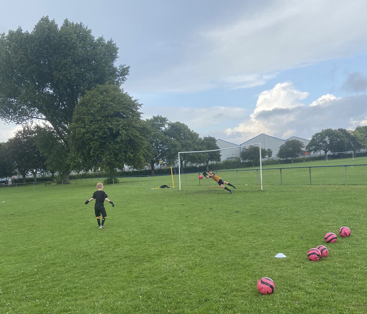 ☀️ A great week of sessions across #SouthWales

🦅 Goalkeepers being taught how to dive effectively, and how to get up from the floor super quick! 

👀 Our Coaches go into great detail on very important aspects

📲 We run sessions right across South Wales