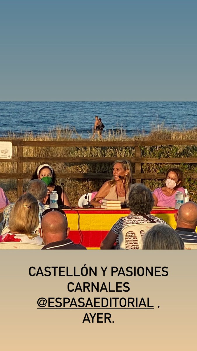 Qué maravilla presentar ayer Pasiones carnales <a href="/editorialespasa/">Editorial Espasa</a> con casi doscientas personas al aire libre, guardando las distancias de seguridad y el mar al fondo.
