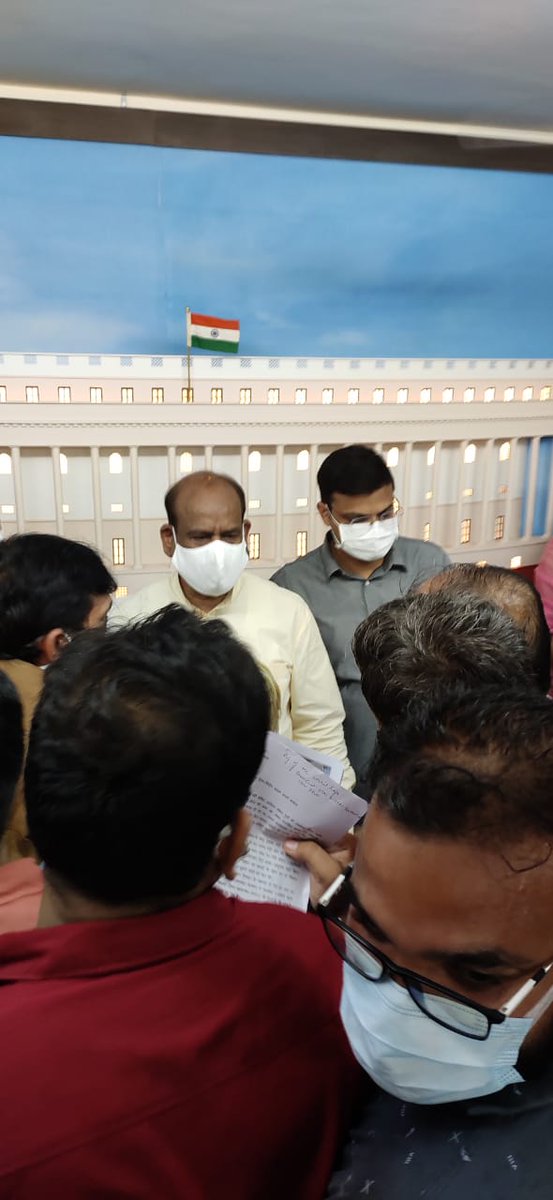 AIRAAALIVE's tweet photo. आज सुबह 11 बजे लोकसभा अध्यक्ष @ombirlakota जी भाई साहब को नये रेलमंत्री जी श्री अश्विनी वैष्णव के बारे में बिरला जी को ज्ञापन दिया गया। उनको इस बात से अबगद कराया। ओर अध्यक्ष साहब को फिर से एक बार याद दिलाया। कि हम लोग पिछले 10 सालों से अप्रेंटिस करके बेरोजगार होकर गुम रहे है।
1/3 https://t.co/Xg0g6YEUb8