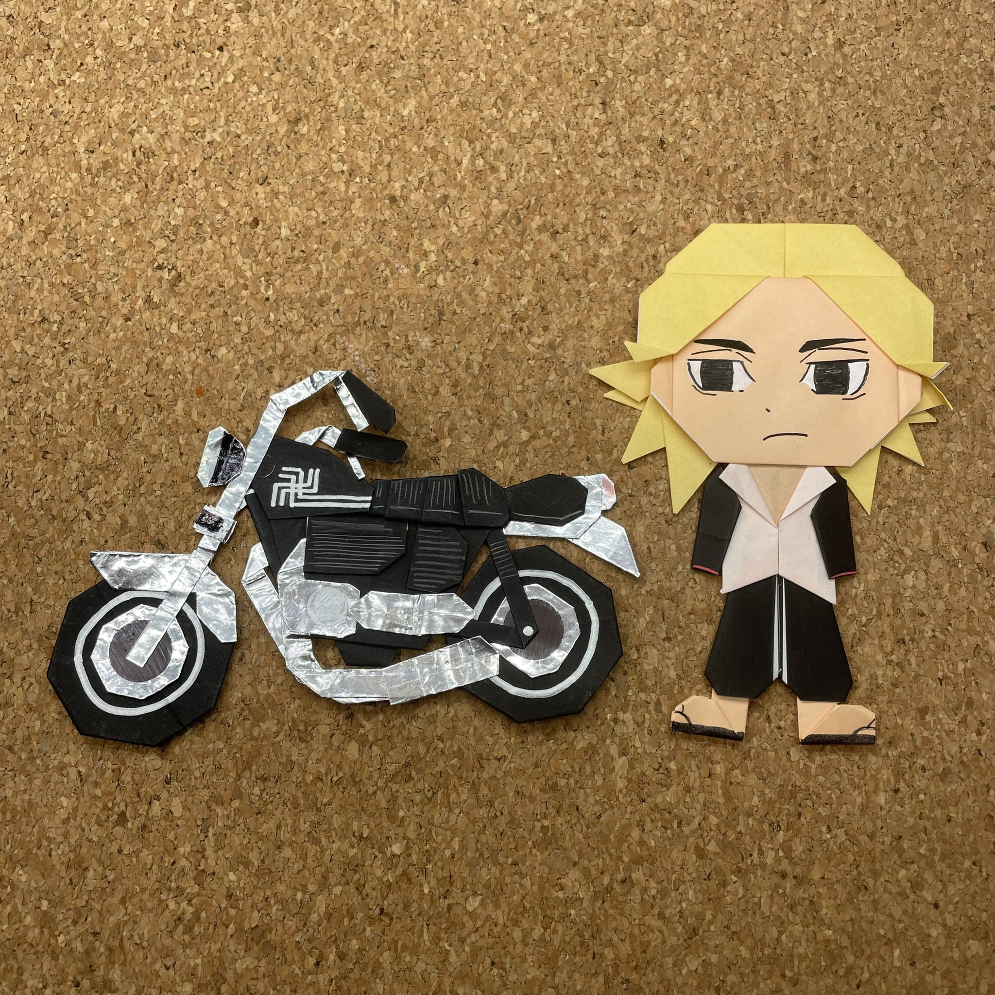 おりがみフィギュア 折り紙作家 田舎に住んでいるせいで東京リベンジャーズ23巻は月曜日発売らしい めちゃくちゃ残念 マイキーのバブ作りました 編集者が編集頑張ってるとこです はやく皆さんにも作ってもらいたいです マイキーの作り方は動画を