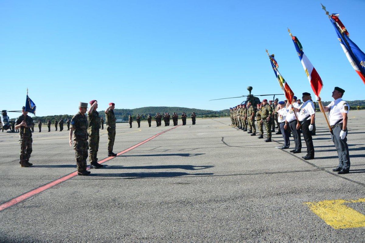 COM_ALAT's tweet image. Honoré d'avoir présidé la #PassCom de l'Ecole Franco-allemande, symbole de la cohésion et de l'amitié avec nos voisins allemands. Merci au COL NIKOLAÏ qui laisse sa place au LCL MALLET.
#EuropeDéfense #CohésionDéfense