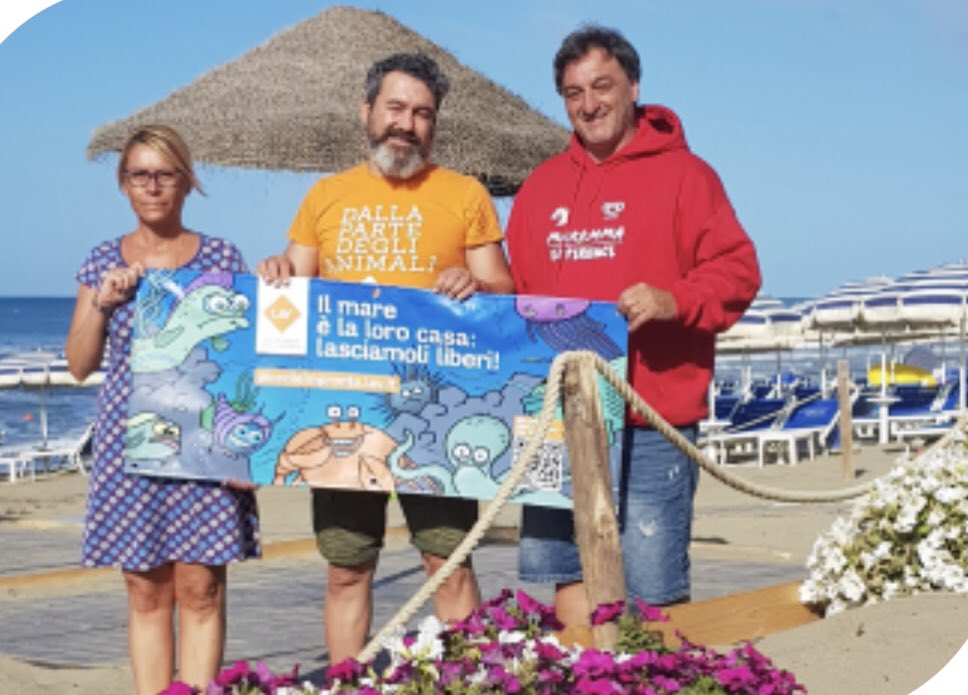 Bambini in spiaggia con retini e secchielli, adulti distratti o consenzienti: per salvare granchi e pesciolini si parte da informazione. Nella bellissima Castiglione della Pescaia si fa grazie a @LAVonlus <a href="/elena_nappi/">Elena Nappi</a> Coop.Airone09 e aiuto <a href="/guardiacostiera/">Guardia Costiera</a> piccoleimpronte.lav.it/news/sulle-spi…