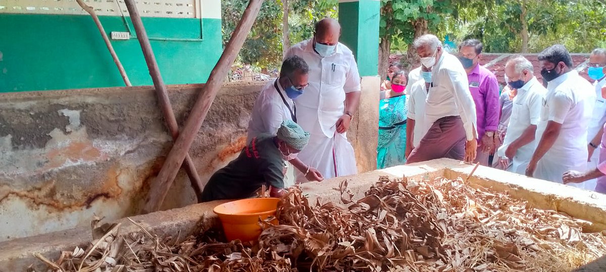 NeelamegamTkg's tweet photo. வல்லம் பேரூராட்சியில் ஊரக வளர்ச்சித் துறையால் திடக்கழிவு மேலாண்மை முறையில் இயக்கப்படும் மக்கும் குப்பை மக்காத குப்பை பிரித்தெட��க்கும் மையத்தில் இயற்கை உரம், மண்புழு உரம் ஆகியவற்றை தயாரிக்கும் முறைகளை நேரில் பார்வையிட்டு ஆய்வு செய்து, மரம் நட்ட பொழுது. https://t.co/hvXMsu29LJ