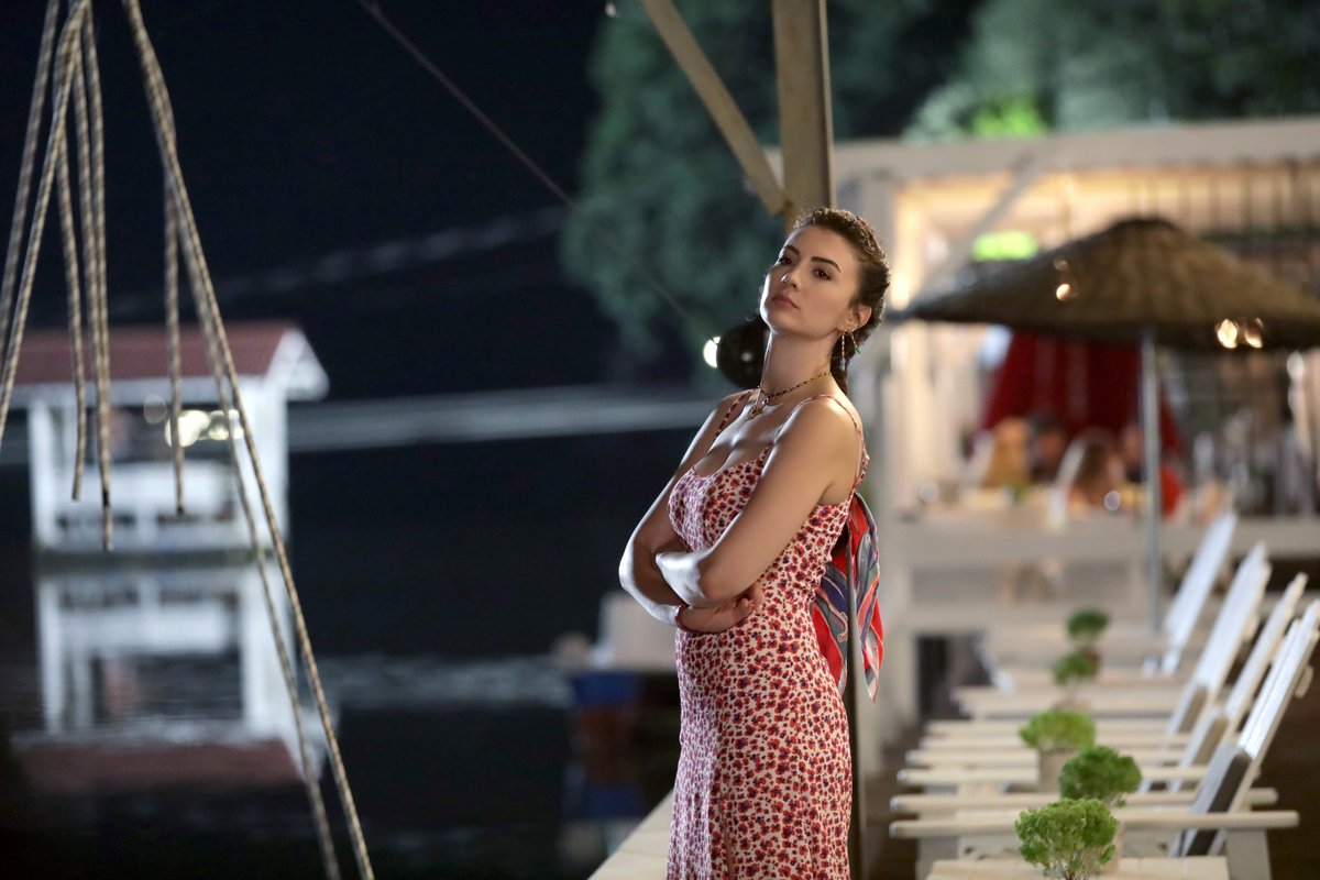 Esra kimin yolunu gözlüyor dersiniz?👀 #AşkMantıkİntikam <a href="/askmantikintikm/">Aşk Mantık İntikam</a> @FOXTurkiye