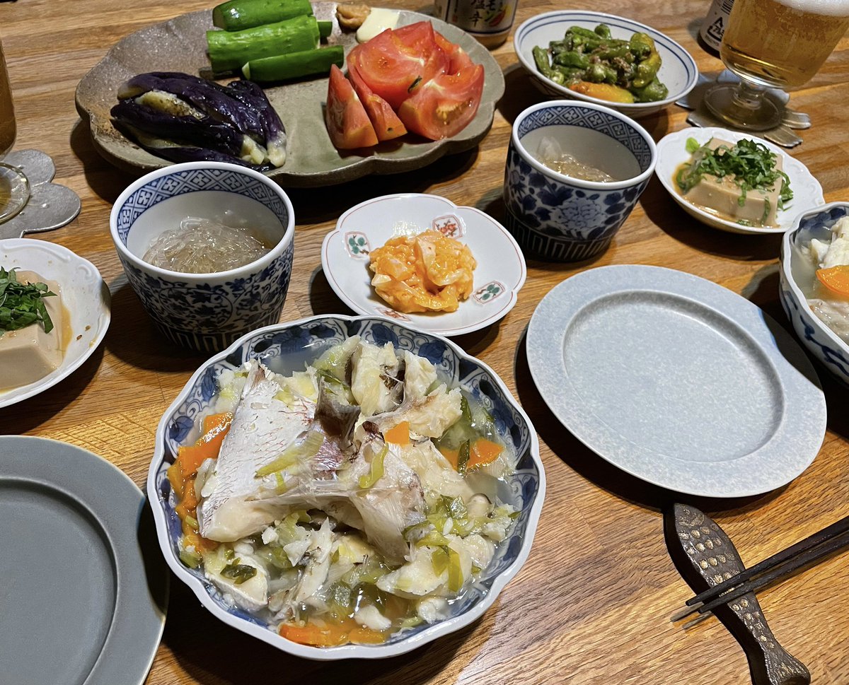 orie13a's tweet photo. 今日もうヘトヘトでとりあえず鯛のアラ汁と夏野菜盛りだけ作ったけど、もうとにかく新潟の物産館で買ったサーモンの塩辛が美味し過ぎて爆上がりした。かんずり入りの方が好きかも。 https://t.co/rAfudnXM3W