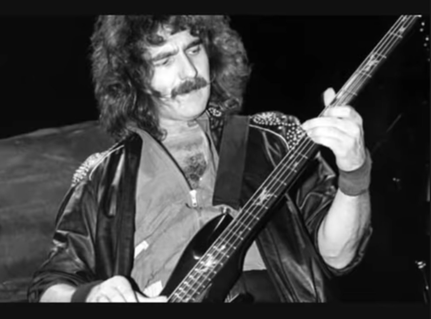 し ブラック サバス のベーシスト ギーザー バトラー のヘヴィーなグルーヴが味わえる1曲 ブンブンと暴れる ベースラインがかっこいいですね よかったらどうぞ Black Sabbath The Wizard T Co R54tcboara T Co