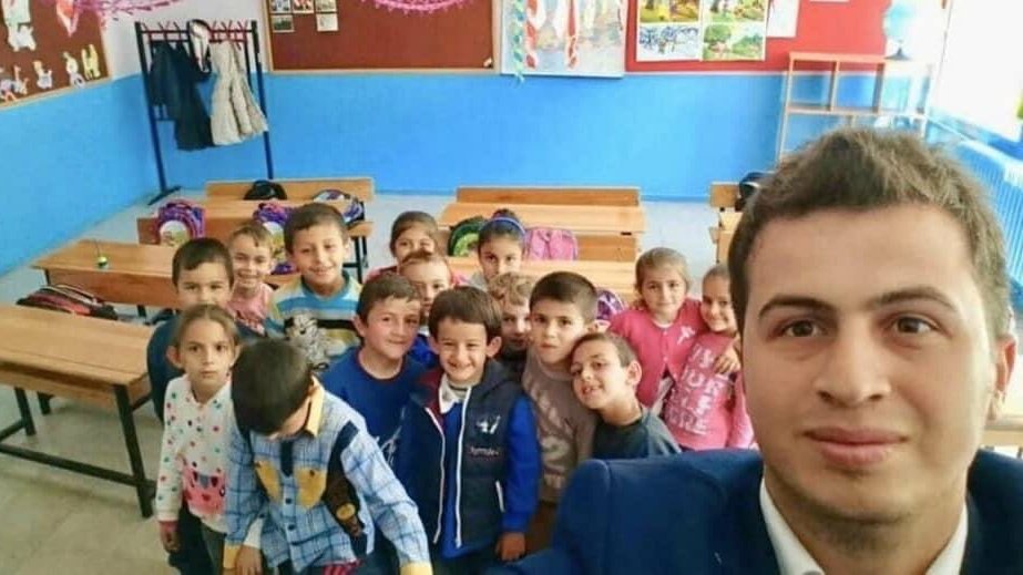 Pırıl pırıl gülüşüyle 23 yaşında gencecik bir öğretmendi #NecmettinYılmaz. Dört sene önce bugün terör örgütü PKK tarafından şehit edildi. 

Mekânın cennet olsun öğretmenim. Seni unutmadık, unutmayacağız! 🇹🇷