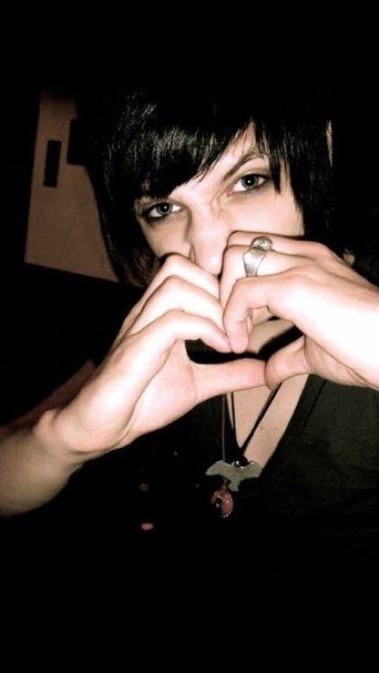 AndyBVBMemories's tweet photo. Here’s Andy giving you a heart!! 🖤🖤
#AndySixx
#AndySix
#Andy6
#AndyBLACK
#AndyBiersack https://t.co/JUzMzVIWyX