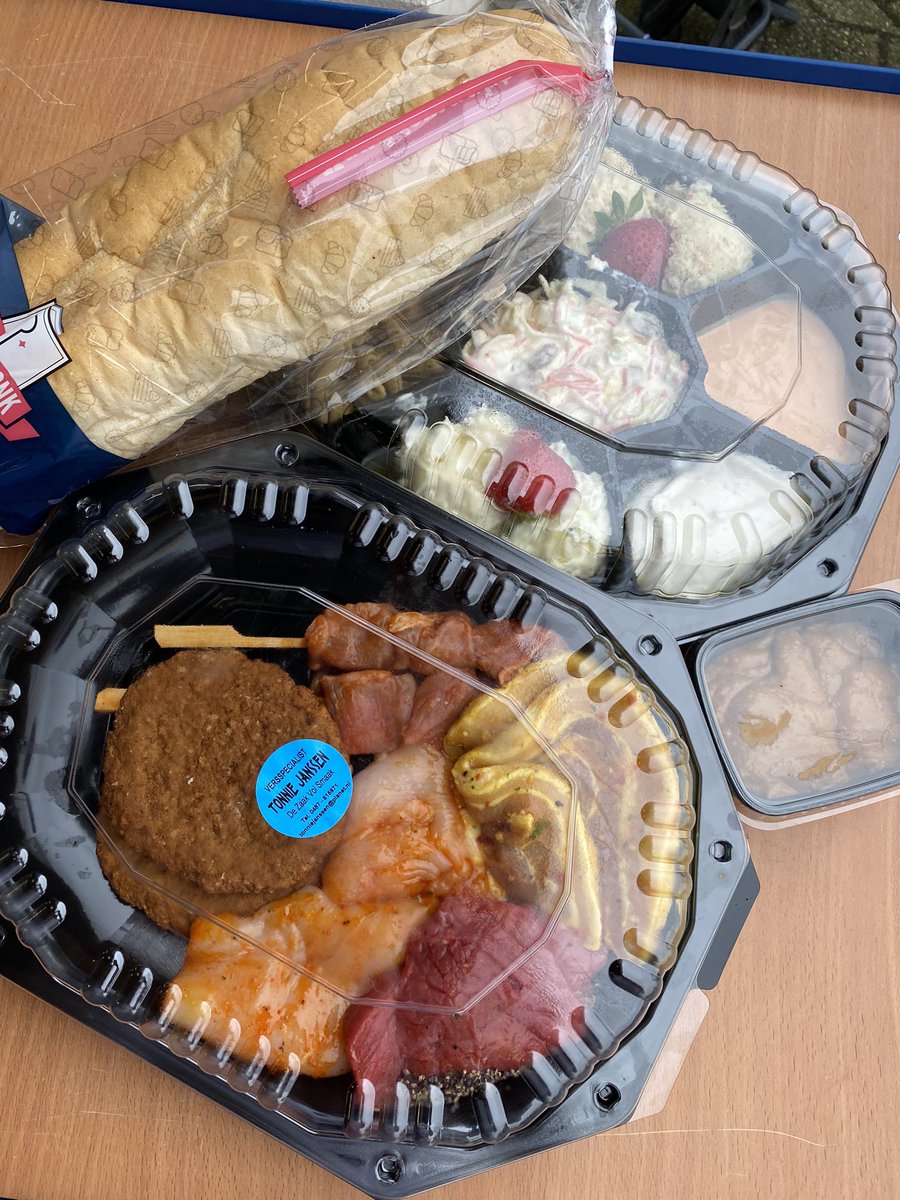 Helaas dit jaar weer een #barbecue #drivethru georganiseerd voor onze medewerkers. Allemaal een fijne vakantie gewenst en geniet ervan. #team #toppers #bouwvak #vakantie #genieten