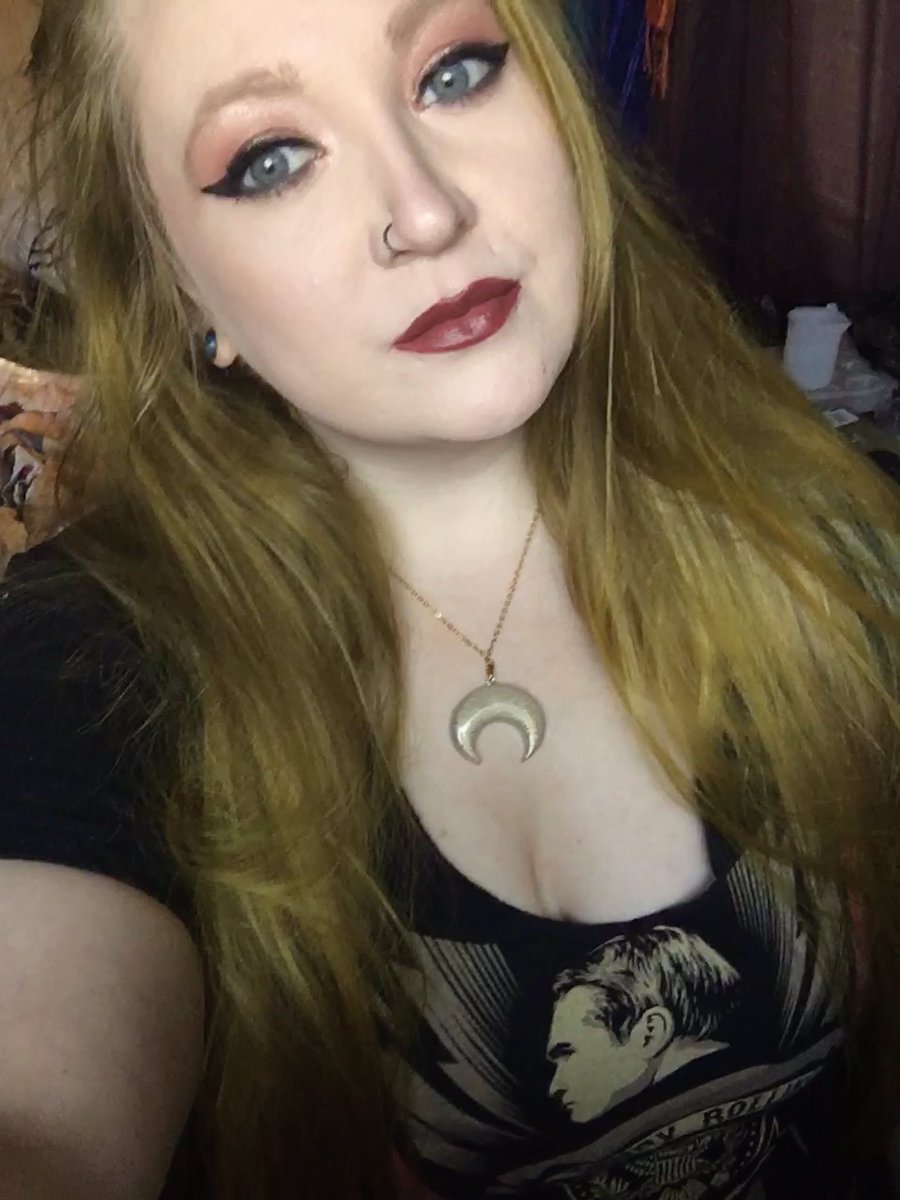 SporadicJills's tweet photo. I created this look using stuff from my @ipsy  bag. I really dig it. #ipsy #makeupoftheday #sugarcosmetics #realher #kvdbeauty https://t.co/6vZK57D5fC