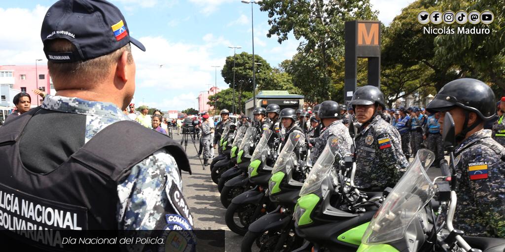 NicolasMaduro's tweet photo. En nombre de todo el pueblo venezolano, felicitamos a las y los funcionarios de la Policía. Reconocemos la valentía y capacidad de despliegue para derrotar los planes desestabilizadores en contra de la paz de la Patria. ¡Héroes y Heroínas de verdad! https://t.co/hs1U37skfX