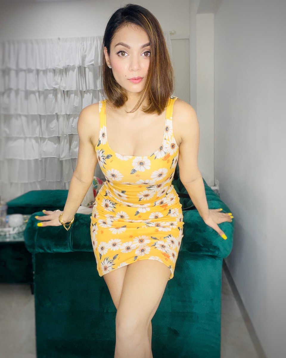 Yellow is my favourite color, what is yours ? 💛
.
.
#Yellow #yellowfavourite #chillvibe #summercolor #fashionlove #selfietime #summerlook #CharuSemwal #singer #influencer #fashionlove #colorfullife #CharuSemwalMusic #CharuSemwalLifestyle