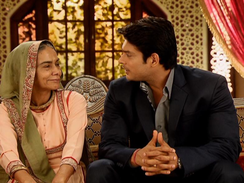 #SidharthShukla offers condolences to his late #BalikaVadhu costar #SurekhaSikri after her demise today.