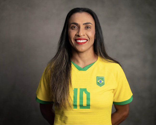 renata_mendonca's tweet photo. Nas duas fotos oficiais da @SelecaoFeminina , Marta teve o cuidado de tampar o símbolo da patrocinadora da camisa, a Nike. Desde 2019, ela luta pelo simples direito de receber um patrocínio esportivo digno. Não quer receber o mesmo que Messi ou Neymar, mas o justo por ser Marta. https://t.co/8rwXr41kVC