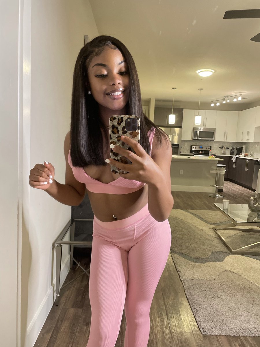 DaMariah14's tweet photo. #WhosWhoAtClaflin 🧡

🐾 DaMariah Palmer 💕
🐾 Sophomore ‘24 💕
🐾 Sociology Major 
🐾 Greenville, SC 

Can’t wait to meet everyone! Dm me 💕 https://t.co/GLAcZdApbz