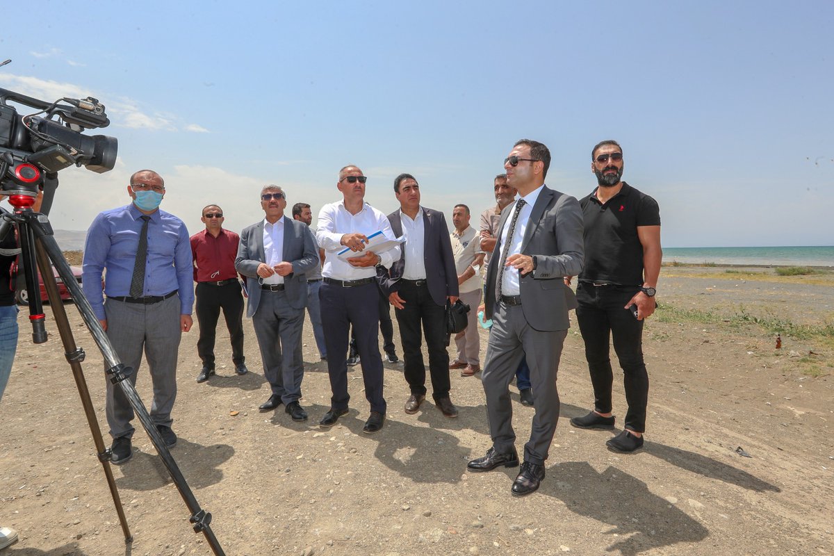 ipekyolukymkmlg's tweet photo. Kaymakamımız ve Başkan V. Sinan Aslan, 
İlimizde görev yapan medya kuruluş temsilcileriyle,' Sahil Bandı Projesinin' yapılacağı alanda incelemelerde bulundu. Kaymakam Aslan, ”vatandaşlarımızın talepleri doğrultusunda oluşturduğumuz  projemizi yakın zamanda tamamlayacağız.” dedi https://t.co/u6wsU5EfHp