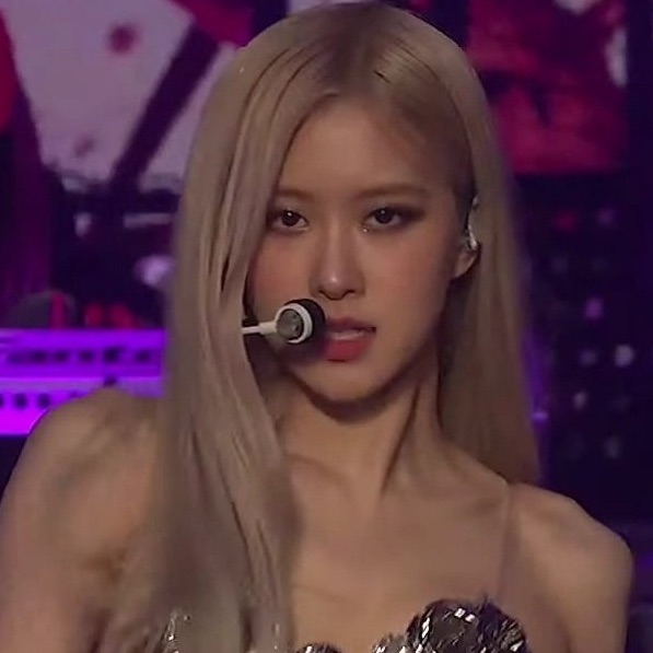 rshourly's tweet photo. face card never declined
#로제 #ROSÉ https://t.co/DBYcuMp5Xc