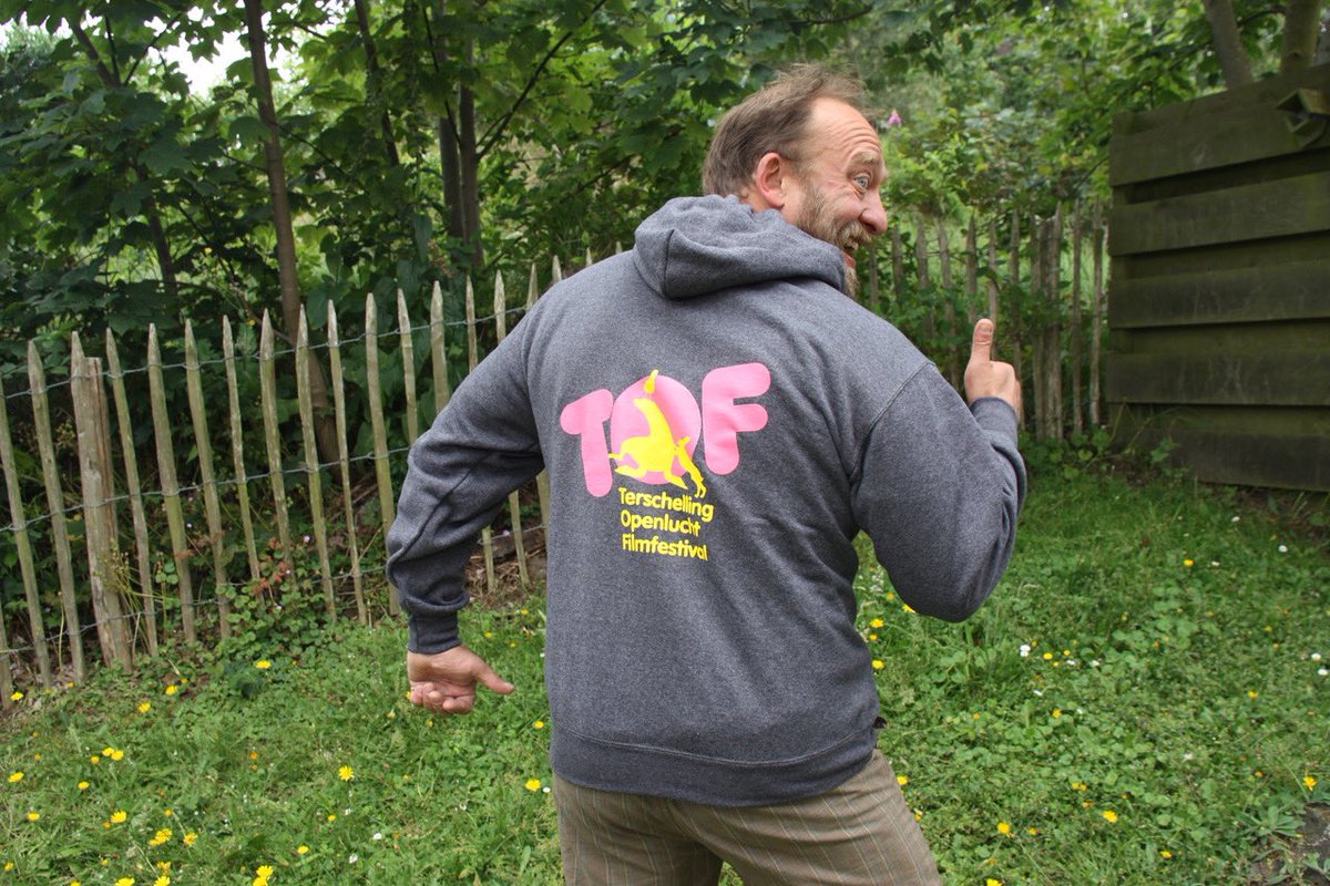 TOFTerschelling's tweet photo. Dat TOF dit jaar niet door kan gaan betekent niet dat je er niet tof bij kunt lopen natuurlijk! Wil jij ook graag een #TOF trui of T-shirt? Je koopt ze op #Terschelling bij de VVV Terschelling en bij Warenhuis Midsland of online: https://t.co/t851nFD0O6. https://t.co/j18k8UWmIZ