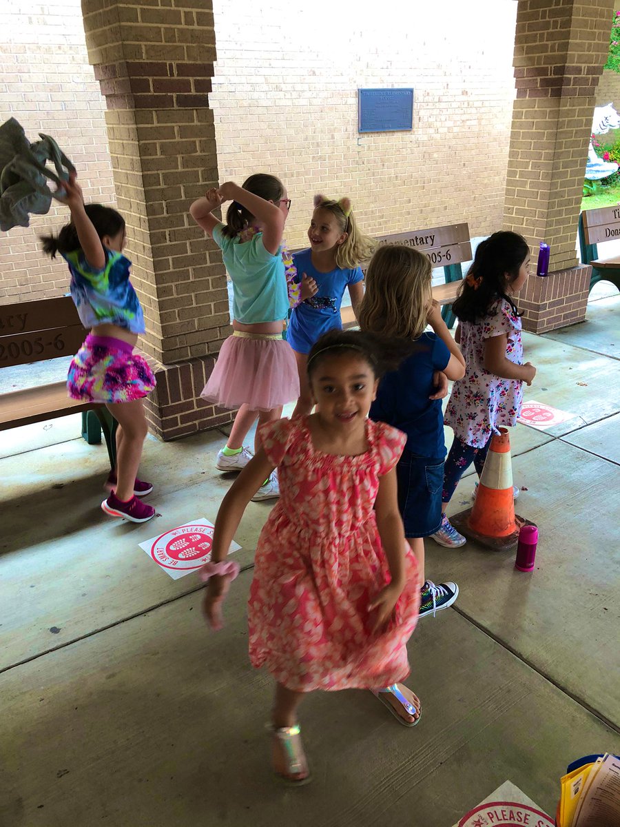 Celebrating our final day of #DreamCamp21 with a summer fun relay!! #summerbash #ILoveDreamCamp