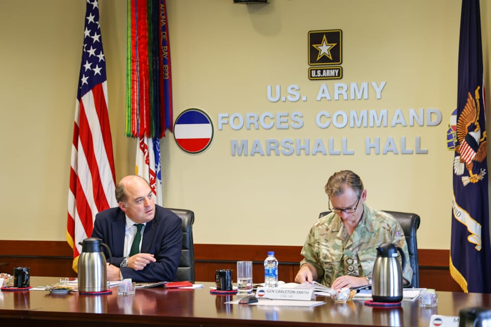 DefenceHQ's tweet image. The new Ranger regiments will step up to a role similar to some of the ones the US Green Berets have historically done.

Defence Secretary @BWallaceMP and @ArmyCGS visited Fort Bragg where the Green Berets are based to discuss the new UK unit with our US partners. 🇬🇧 🇺🇸