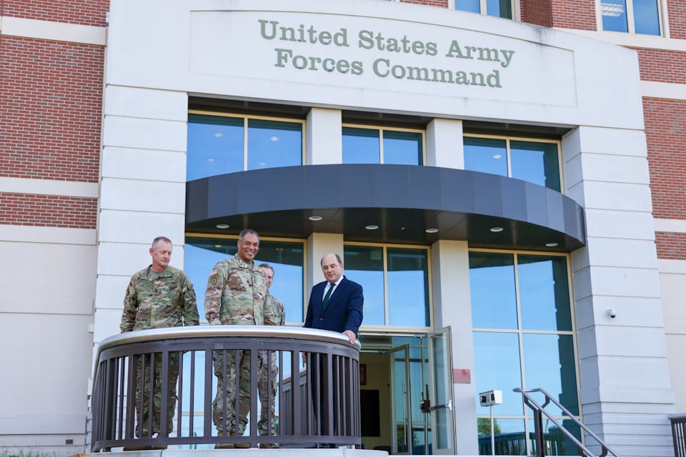 DefenceHQ's tweet image. The new Ranger regiments will step up to a role similar to some of the ones the US Green Berets have historically done.

Defence Secretary @BWallaceMP and @ArmyCGS visited Fort Bragg where the Green Berets are based to discuss the new UK unit with our US partners. 🇬🇧 🇺🇸