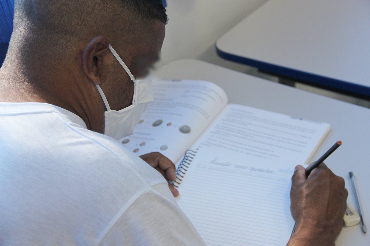 📕 📖 ETAPA ESCOLAR: Presos de São Paulo participam de exame para conclusão dos estudos.

👉🏻Avaliação do Encceja para os privados de liberdade ocorrerá em outubro e serve para certificar jovens e adultos nos ensinos fundamental e médio. #sapsp #enceja2021