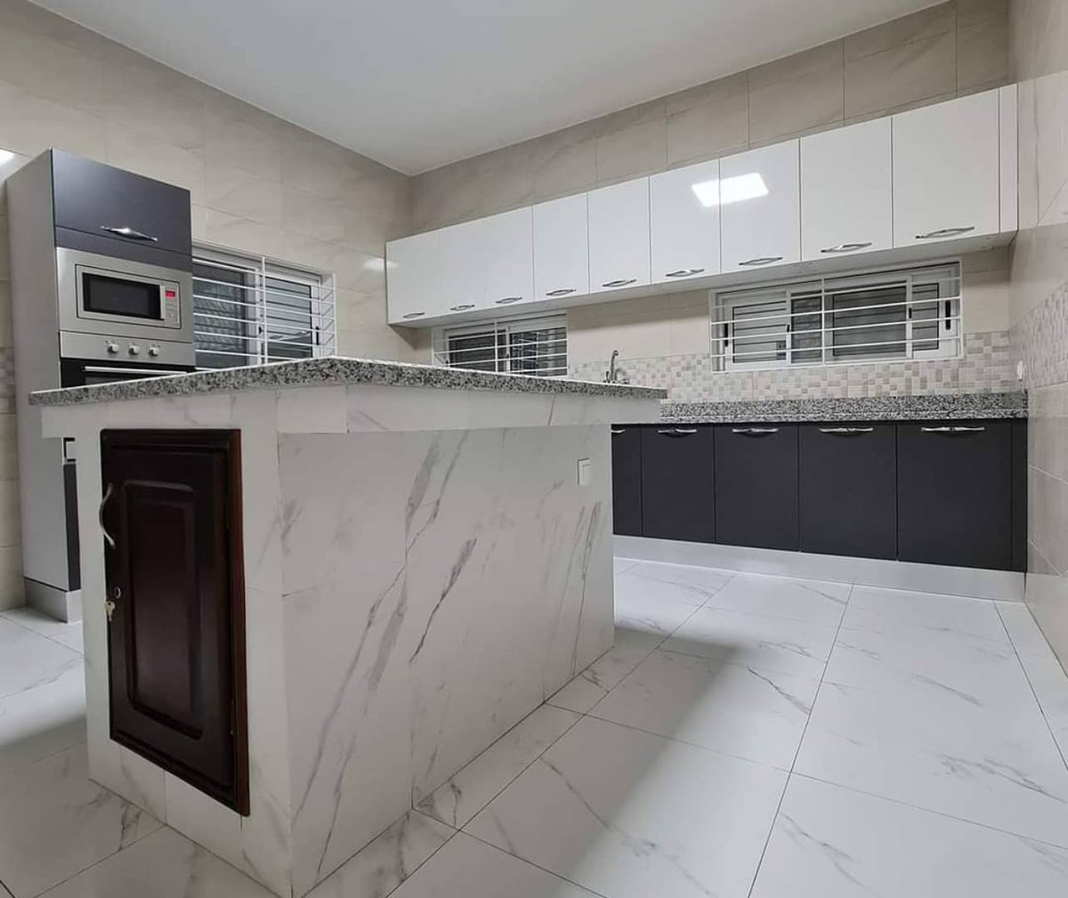 GArchiconsult's tweet photo. Conception réalisation des travaux de réhabilitation d'une cuisine avec îlot central.
Photos © Global Archiconsult - Juillet 2021
https://t.co/HVt51UCfX8
#GlobalArchiconsult #ContemporaryDesign #AfricanArchitecture #SimpleButChic #RomarickATOKE #RADesign https://t.co/7qphUnuMgJ
