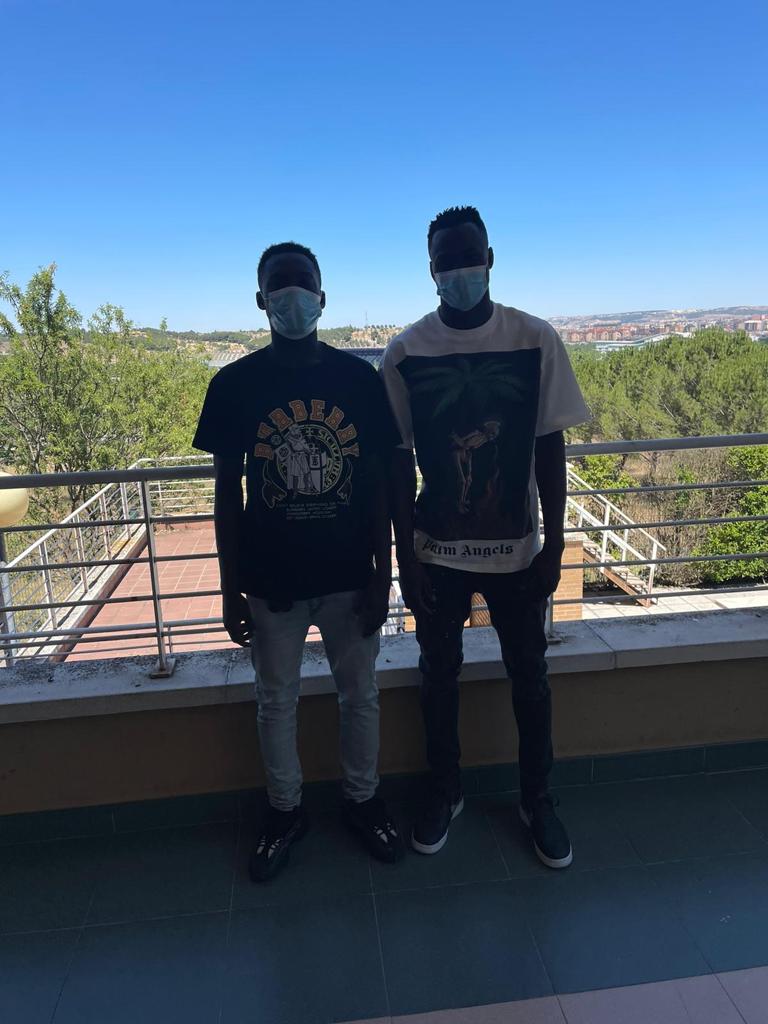 Eugene y Amoah están en SU CASA! 💜
Fantástico trato en la residencia de jugadores. 👏👏