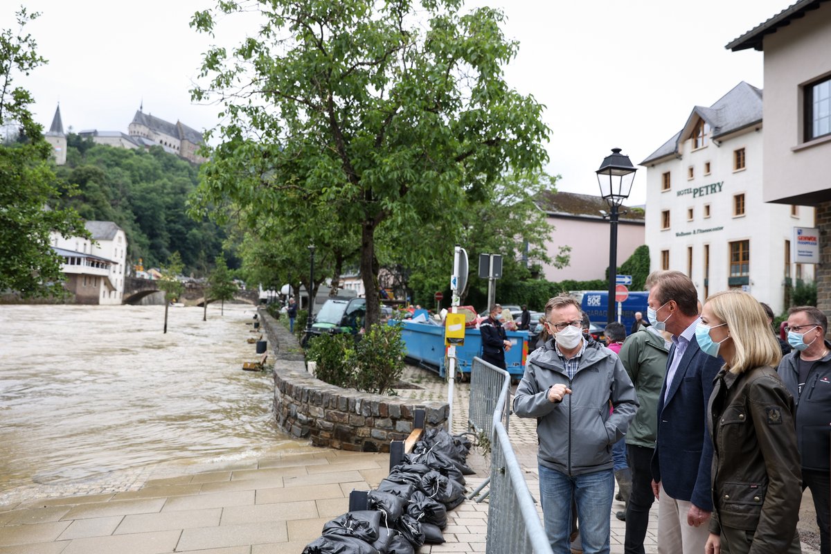 CourGrandDucale's tweet photo. Suite aux inondations au 🇱🇺, le Chef de l’État &amp; la ministre de l’Intérieur, Mme Bofferding, se sont rendus à Vianden pour soutenir les habitants puis saluer le travail des services de secours &amp; des volontaires pour leur solidarité en ces moments difficiles. ©MGD/S.Margue https://t.co/yoh4TuTvNw