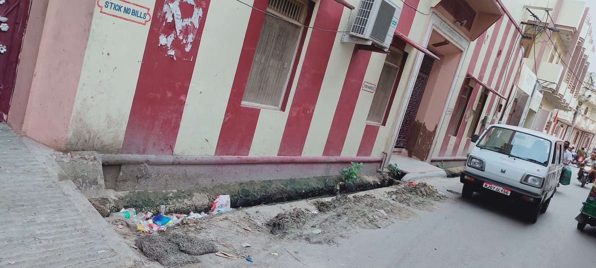 Jinesh_Rp's tweet photo. Monsoon has approached. Drainage were cleaned but garbage was left right there. And one side of drainage is already choked with polythene. May please do the needful for a #HealthyBikaner. 
Location: Near Laxman Chaat House &amp; BK School @isushilakanwar @BikanerNigam @cmhobikaner https://t.co/JH7HRGFAla