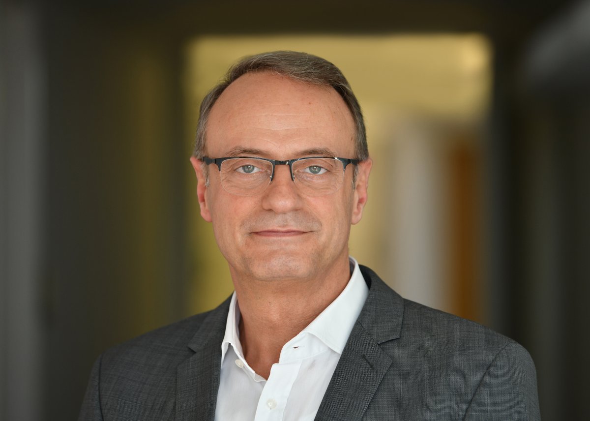 enercity_presse's tweet photo. Dirk Schulte wird Vorstandsmitglied und Arbeitsdirektor bei @enercity. Der 56-jährige Volkswirt kommt von Deutschlands größtem kommunalen Verkehrsbetrieb @BVG_Unternehmen nach #Hannover. Schulte tritt seine neue Position zum 1.1.22 an. #positiveenergie 👋 https://t.co/mue9mUU7yF https://t.co/MoJEvFSKis